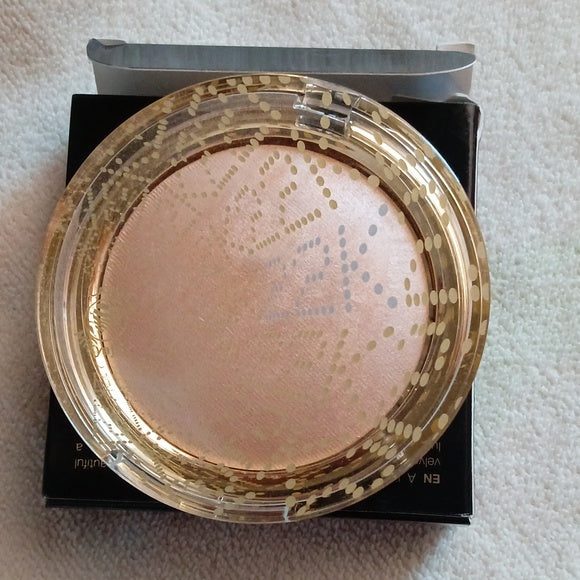 Buy Mikyaji 22K Perfect Skin Illuminating Baked Powder - 201 in Pakistan