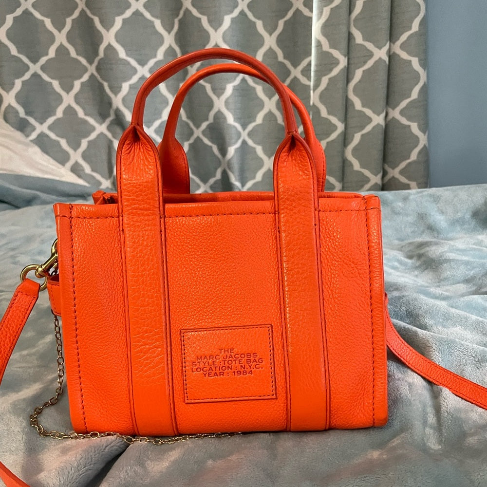 Buy Marc Jacobs The Tote Bag Medium in Pakistan