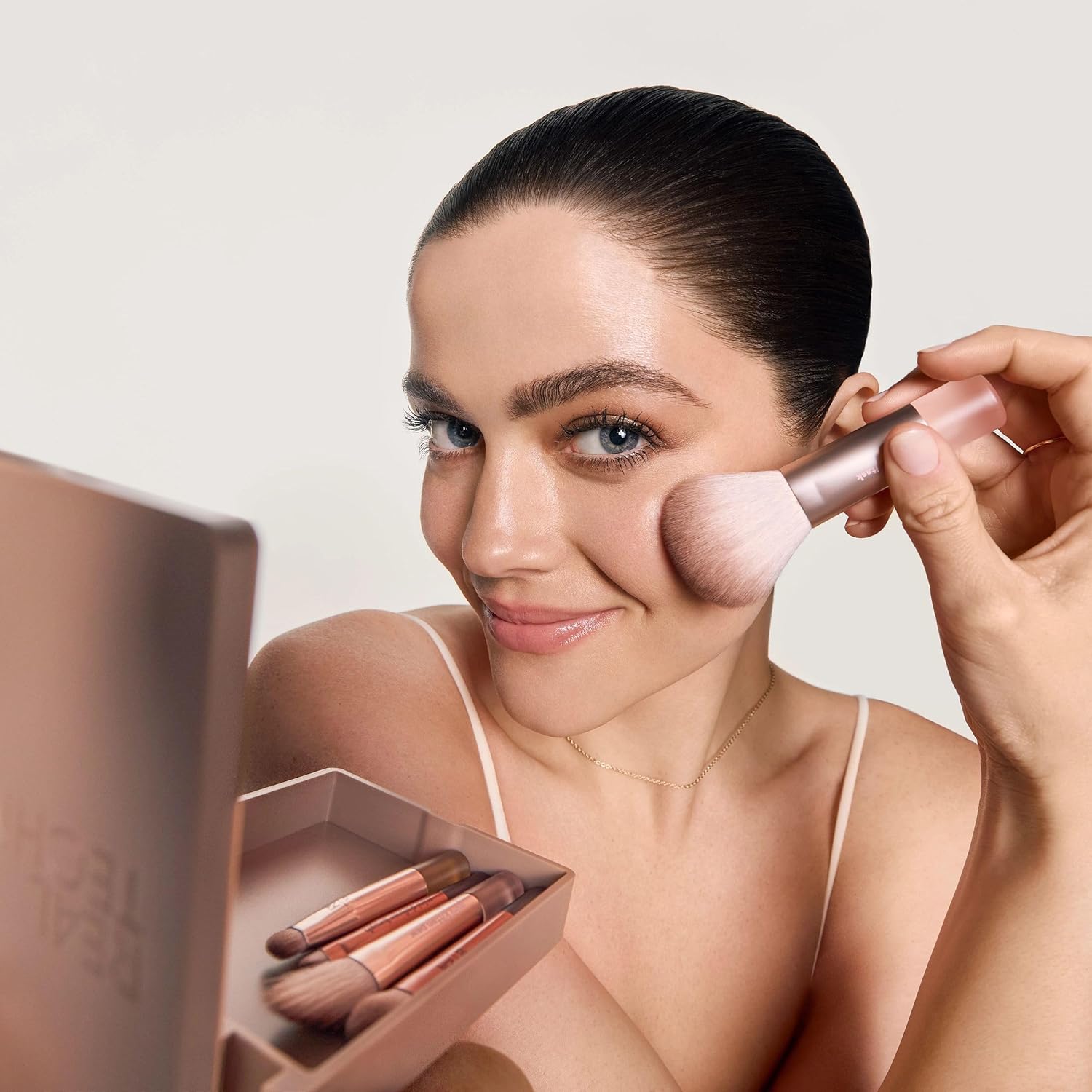Buy Real Techniques New Nudes On The Glow Mini Brush Kit, 6 Piece Set in Pakistan