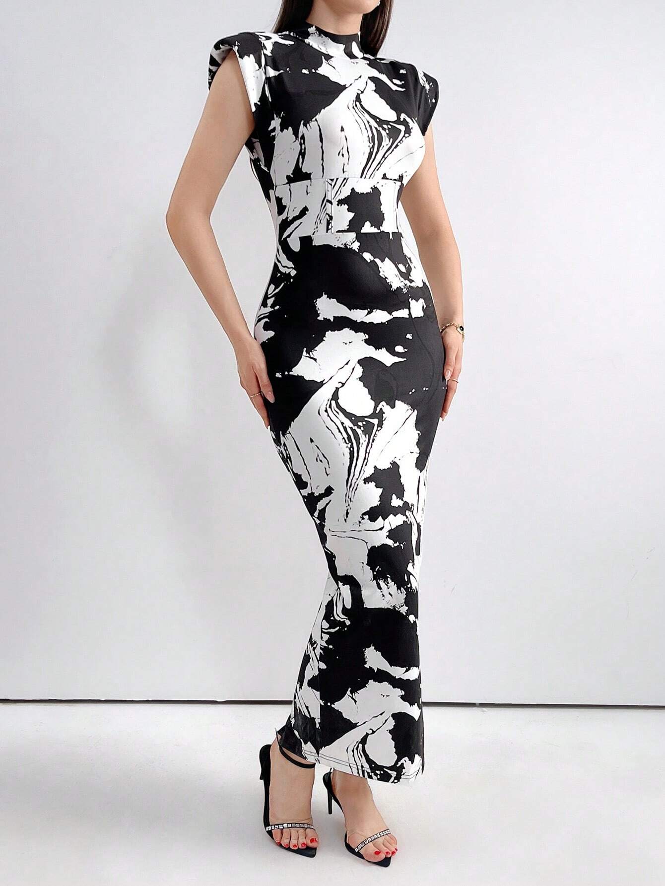 Buy SHEIN Modely Women's Printed Slim-Fit Arabian Robe Dress With Side Slit in Pakistan